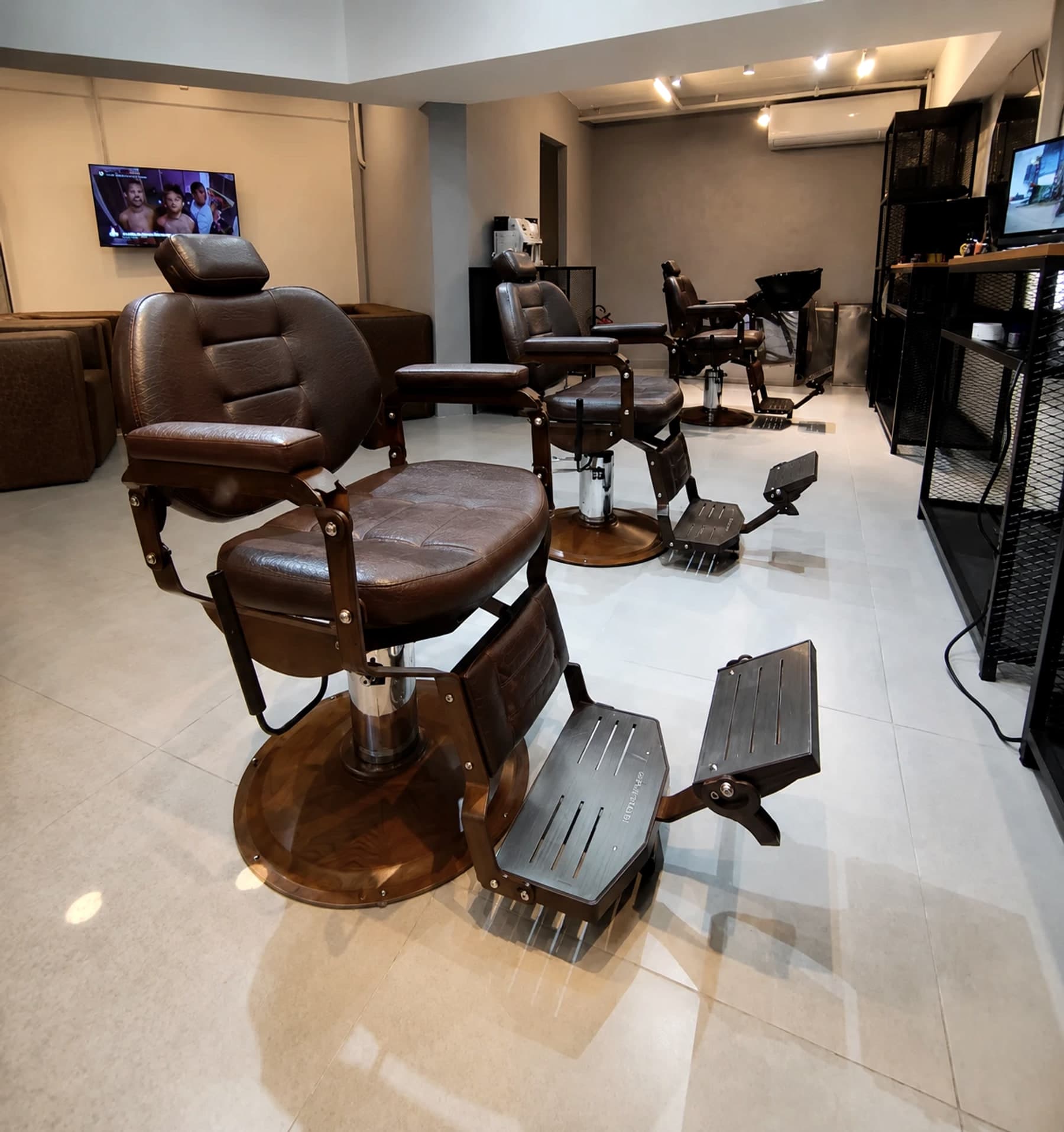 Salão da Eleve Barbearia, com as cadeiras de barbeiro em couro