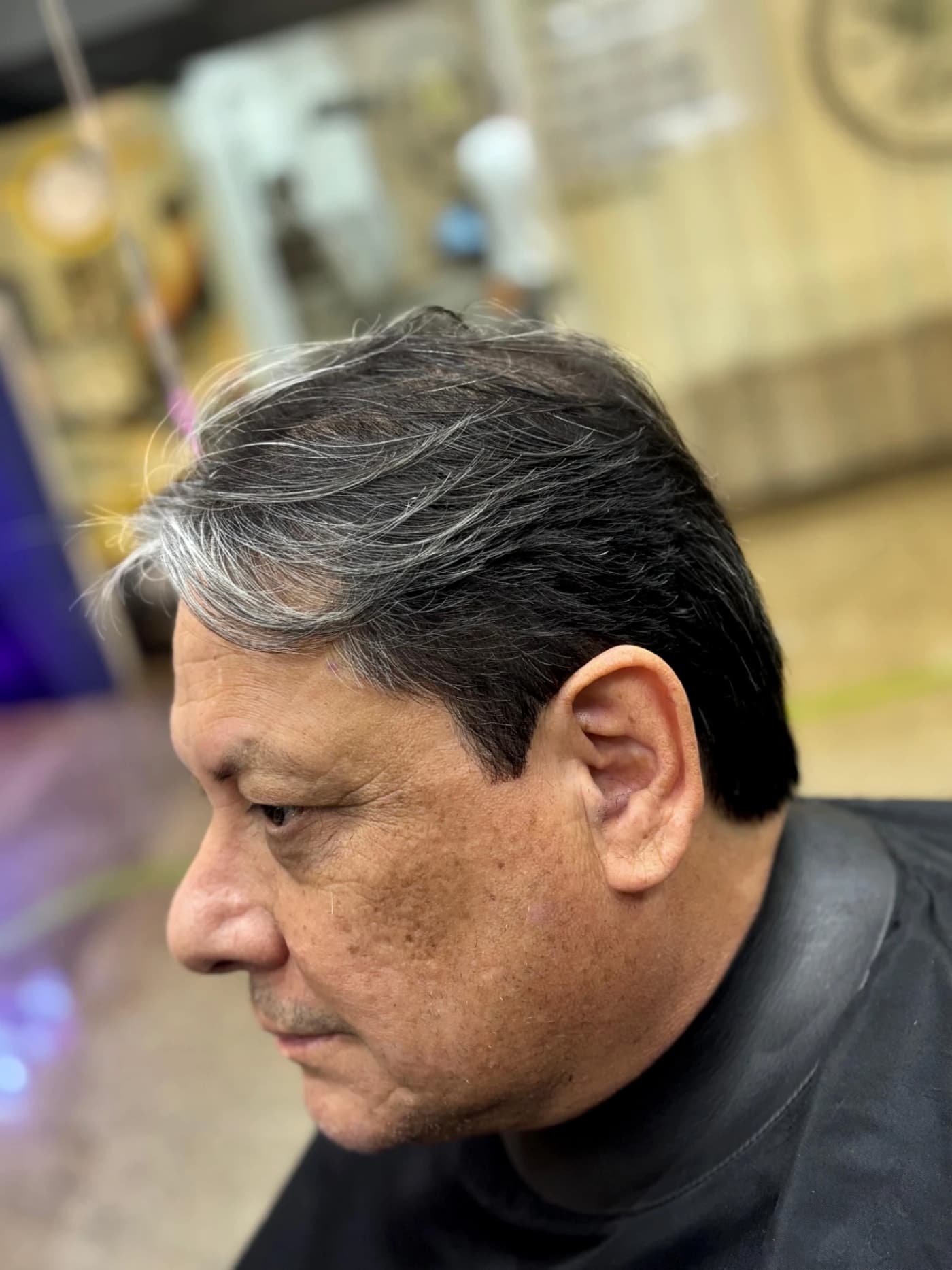 Corte social em cabelo grisalho, penteado para trás